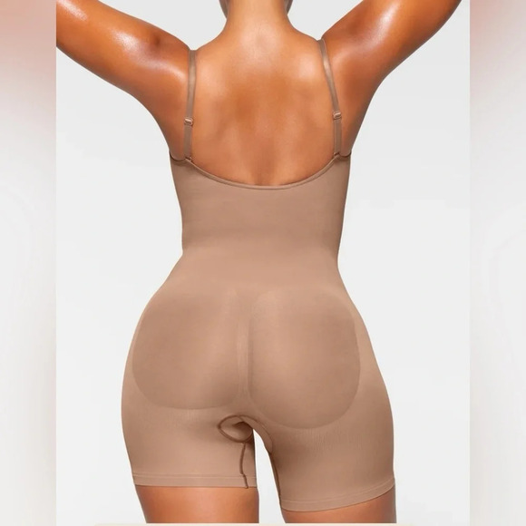 Skims SEAMLESS SCULPT MID THIGH BODYSUIT in Sienna - Picture 2 of 6
